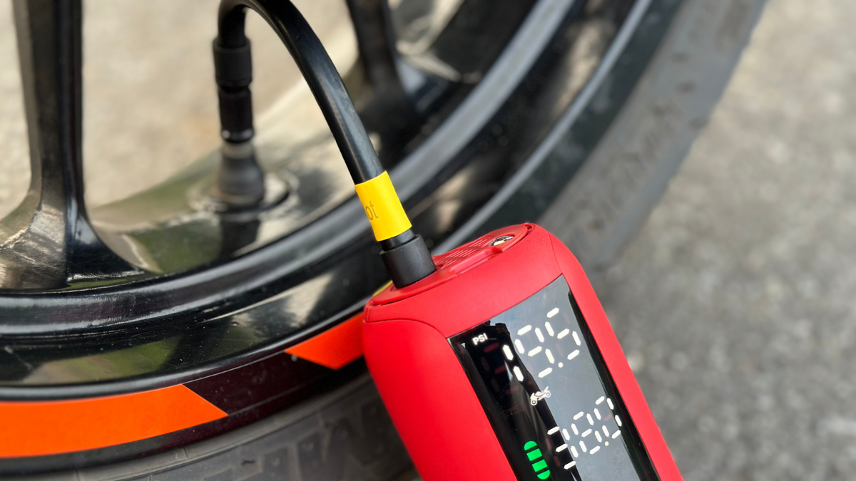 Smart Tyre Inflator | 150 psi | In-Hose Storage | 4000 mah Battery ...